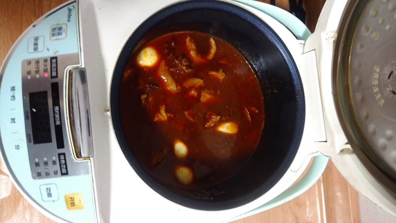 西红柿土豆炖牛肉,煮开后倒入电饭煲，闷三小时以上。有砂锅或者高压锅更好更棒。
