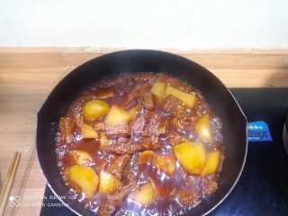 西红柿土豆炖牛肉,倒入锅中，大火收汁