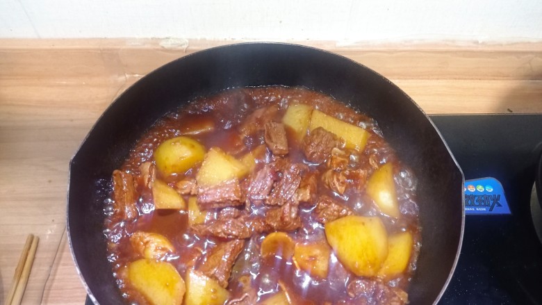西红柿土豆炖牛肉,倒入锅中，大火收汁