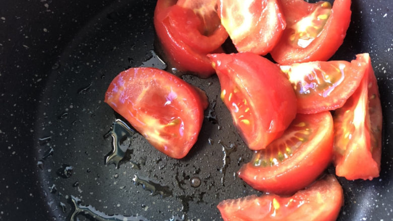 青菜鱼丸汤,下入番茄块翻炒。