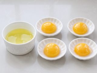 家常土豆饼,将蛋黄和蛋清分离出来，蛋清留两个，蛋黄别弄破了，分别放到小碟子中。