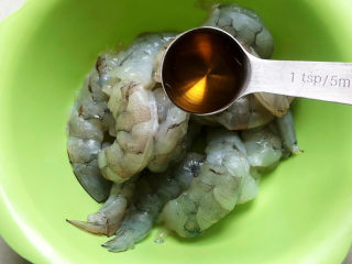芦笋虾球,加入料酒、生抽抓匀腌制五分钟。