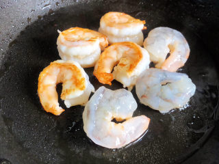 芦笋虾球,热锅凉油，将虾仁入平底锅煎成两面金黄，夹出。