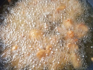 香辣鸡脆骨,腌好的鸡肉裹上面粉下锅去炸。