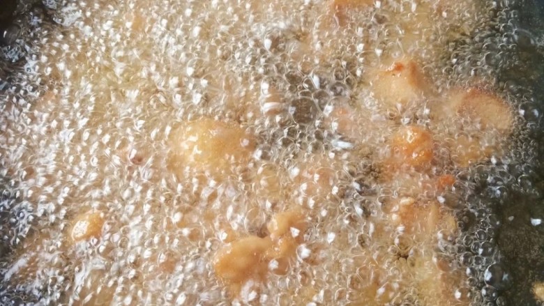香辣鸡脆骨,腌好的鸡肉裹上面粉下锅去炸。