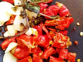 香辣鸡脆骨,加入辣椒一起炒出香气。