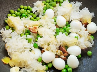 五福迎春,加入香菇，银耳，冬豆，鹌鹑蛋一起翻炒出水