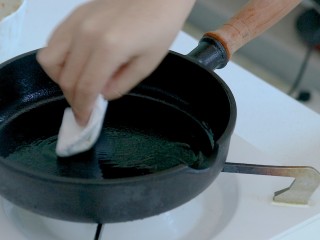 蔬菜鸡肉饼,用厨房纸或者油刷涂满整个锅