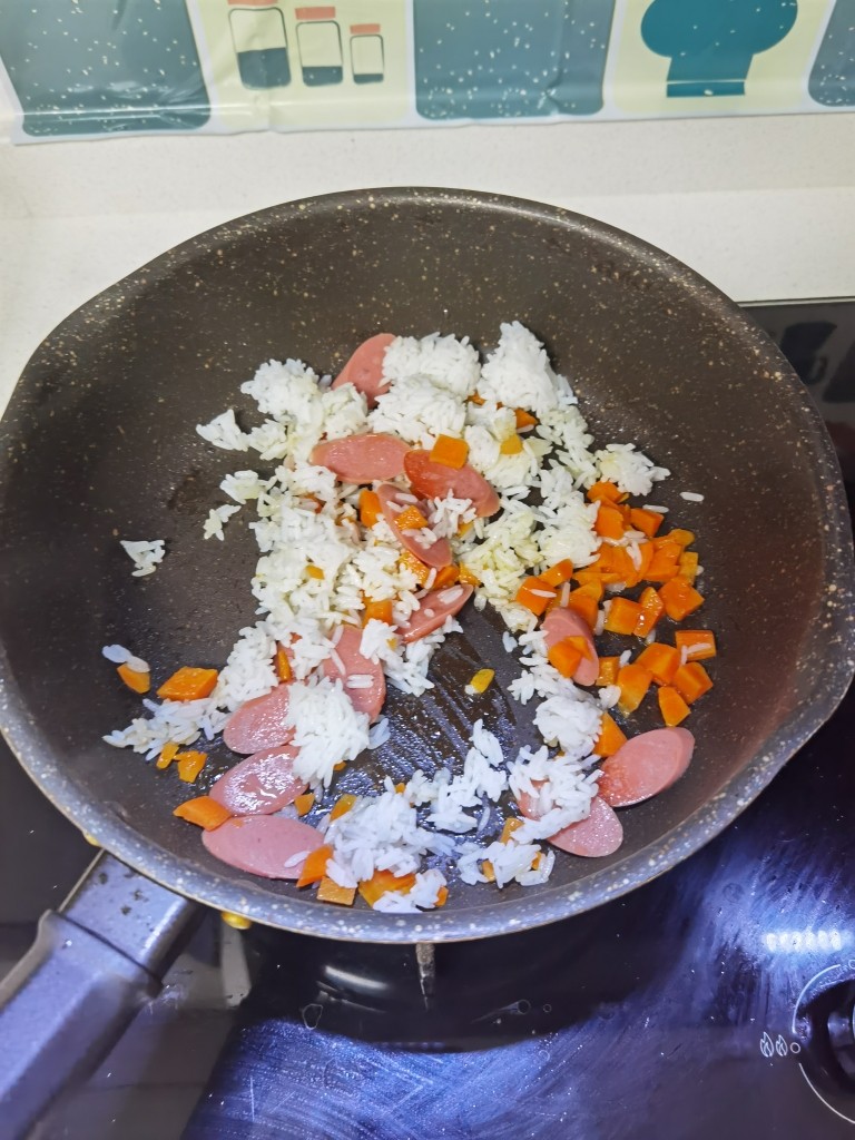 鸡蛋火腿炒饭,接着倒入米饭翻炒几下