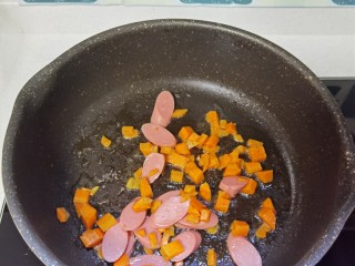 鸡蛋火腿炒饭,倒入胡萝卜🥕、火腿肠翻炒