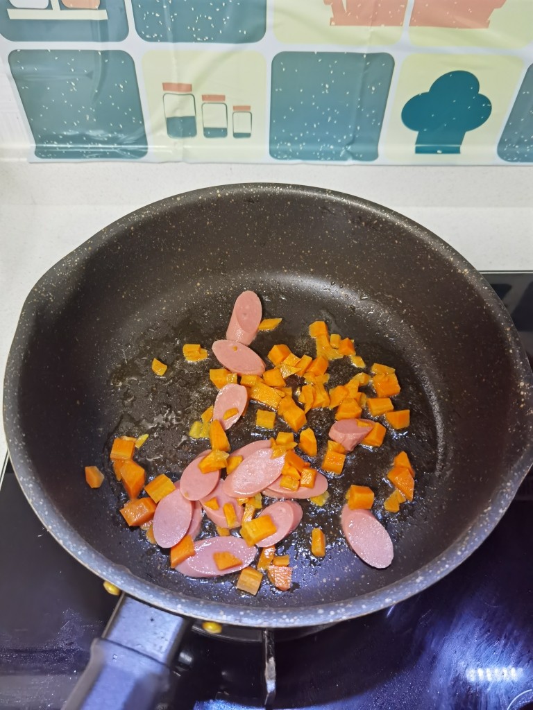 鸡蛋火腿炒饭,倒入胡萝卜🥕、火腿肠翻炒