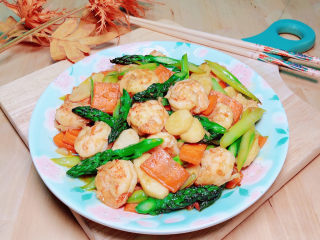芦笋虾球,养颜美容菜，吃起来吧。