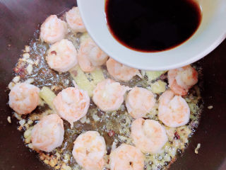 芦笋虾球,将虾仁炒至变色，翻面继续炒至变色，倒入打好的料汁。