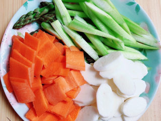 芦笋虾球,芦笋斜刀切好，再准备好胡萝卜和山药，切片儿待用。
