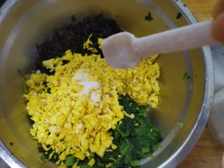 菜团子,再把菠菜，鸡蛋，木耳加入盆里，加入适量的盐调味