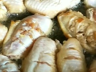 香烤翅根,平底锅倒入适量油烧热，放入鸡翅根。