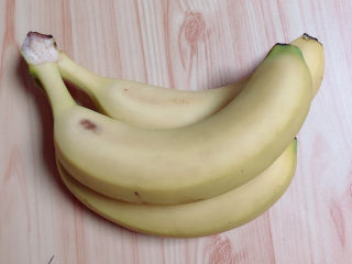 酥炸香蕉,准备好香蕉。