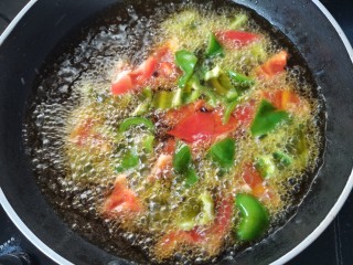家常地三鲜,放入青红椒炸两分钟捞出沥油