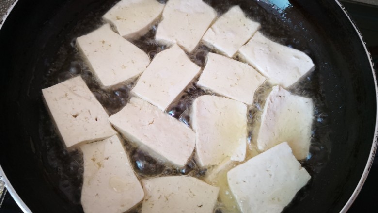 干煸豆腐,油温5成热放入豆腐