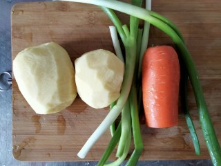 家常土豆饼,准备好食材，两个土豆，半个胡萝卜，小葱适量