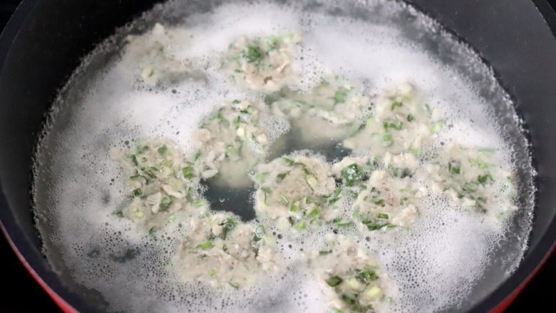 青菜鱼丸汤,锅中倒入适量的清水，用勺子把鱼馅挖成圆形放入锅中。