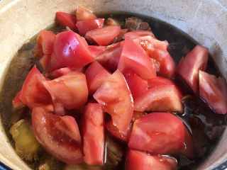 西红柿土豆炖牛肉,加入番茄，番茄尽量去皮