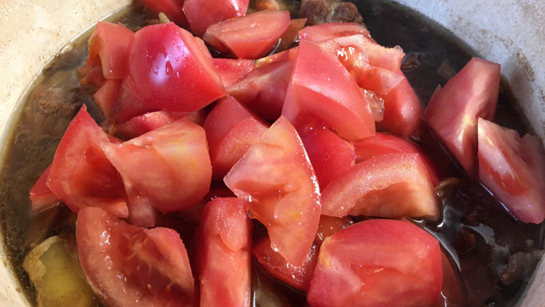 西红柿土豆炖牛肉,加入番茄，番茄尽量去皮
