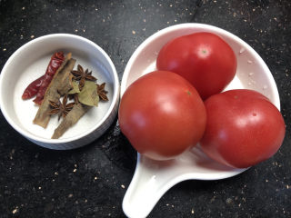 西红柿土豆炖牛肉,准备番茄和大料