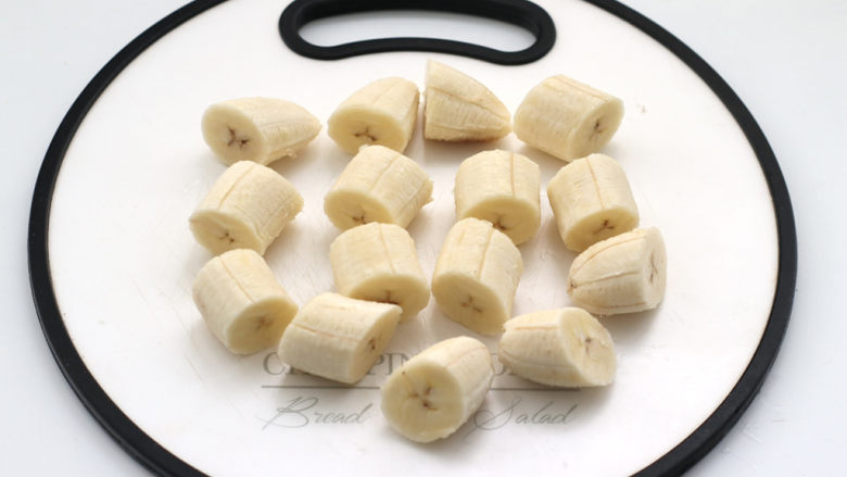 酥炸香蕉,然后切成小段。