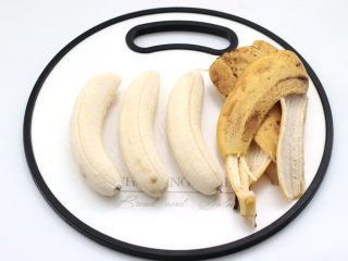 酥炸香蕉,香蕉挑熟一点的口感好，把香蕉去除外皮。