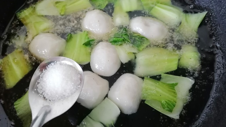 青菜鱼丸汤,加入一勺盐调味