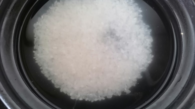 胡萝卜肉末粥,将米加水放入砂锅煮
