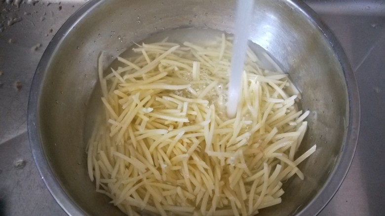 山西美食炒不烂子,将土豆丝洗净上面的淀粉