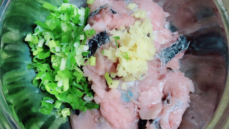 青菜鱼丸汤,鱼泥中加入葱姜末。