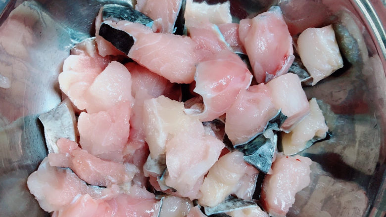 青菜鱼丸汤,剔除主鱼刺，将鱼肉切块。
