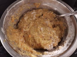 蔬菜鸡肉饼,打的细腻之后盛出加入面粉。