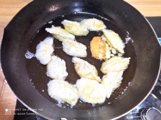 酥炸香蕉,放入油锅煎炸，煎炸至两面金黄，捞出几颗