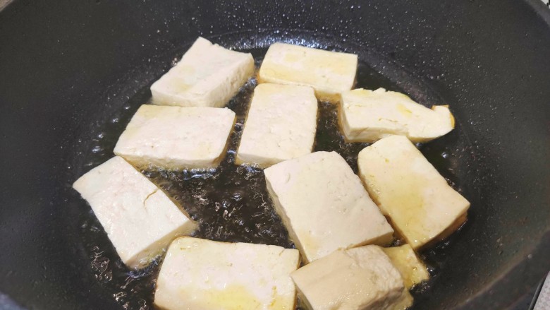干煸豆腐,油热加入豆腐