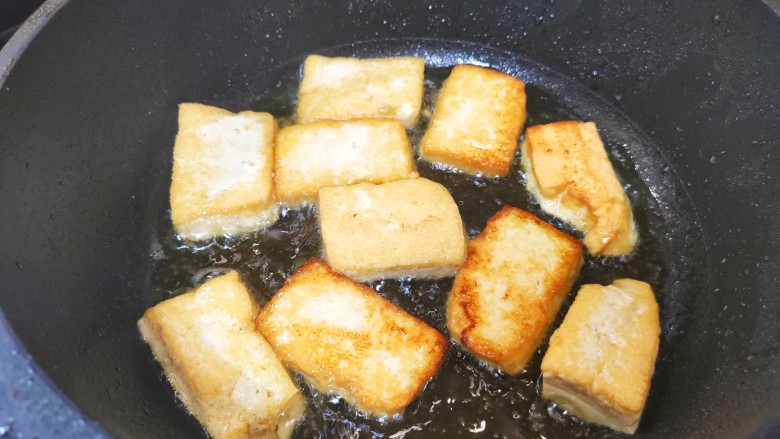 干煸豆腐,煎至两面金黄，装盘
