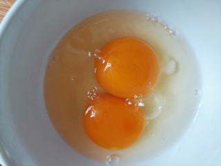 鸡蛋火腿炒饭,2个鸡蛋打入碗中