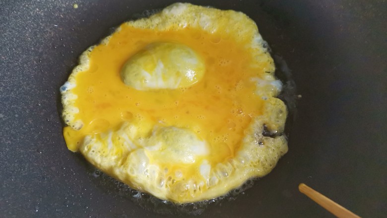 鸡蛋火腿炒饭,起锅烧油，倒入鸡蛋液炒散