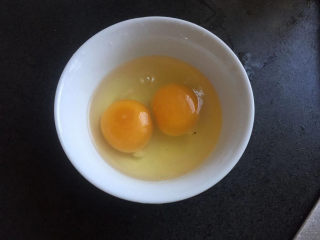 鸡蛋火腿炒饭,鸡蛋打散