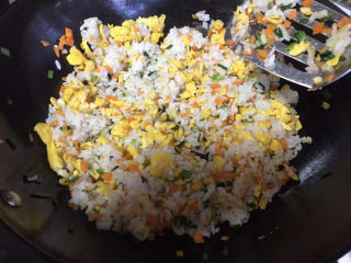 鸡蛋火腿炒饭,剩米饭会有点硬，用小火慢慢炒，把米粒炒成颗粒分明
