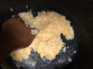 鸡蛋火腿炒饭,下入米饭快速翻炒均匀。