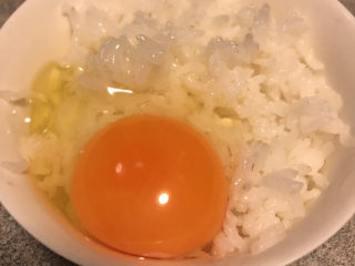 鸡蛋火腿炒饭,打入鸡蛋。