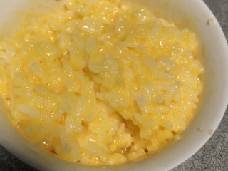 鸡蛋火腿炒饭,蛋液和米饭混合均匀。