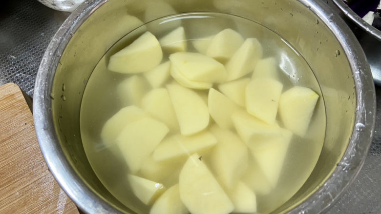 家常地三鲜,土豆清水洗去表面淀粉，沥水备用