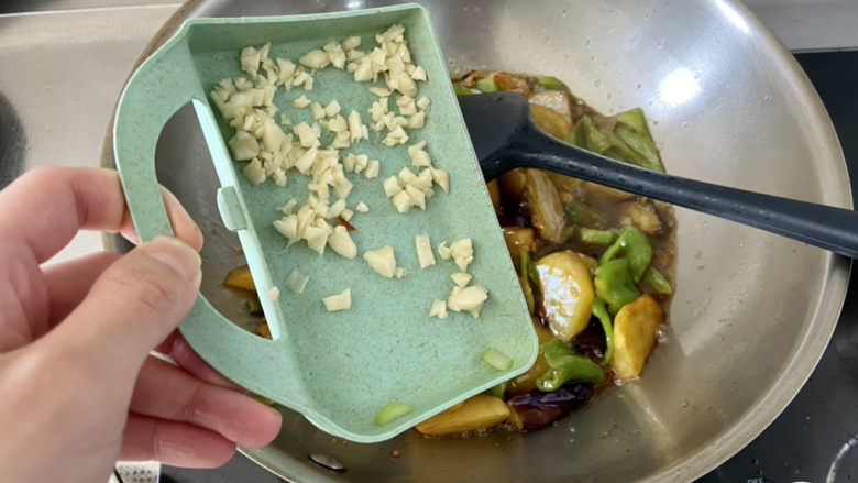 家常地三鲜,出锅前撒剩下一半蒜末翻炒均匀即可出锅