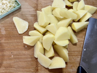 家常地三鲜,土豆切比较扁的滚刀块，方便炸熟