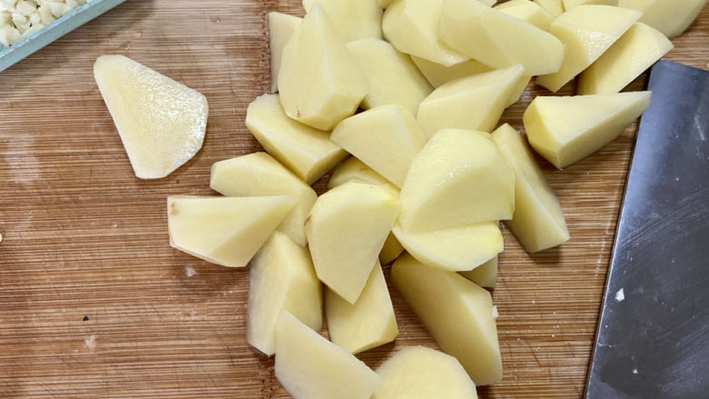 家常地三鲜,土豆切比较扁的滚刀块，方便炸熟